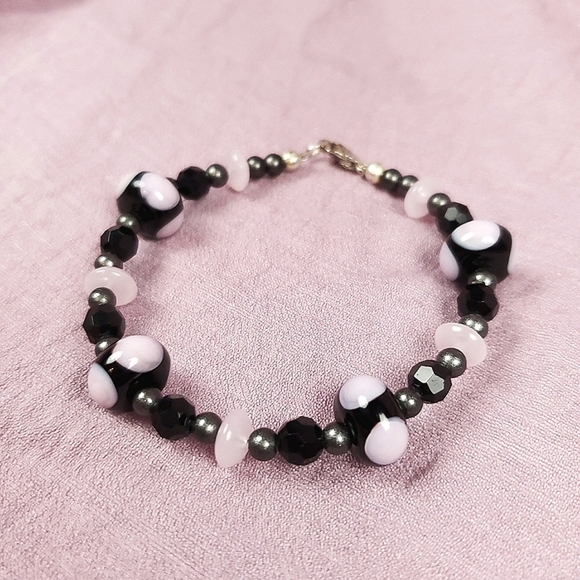 🦋 Pink and Black Beaded Bracelet 🦋1/$14~2/$24~3/$30🦋 - Picture 3 of 5